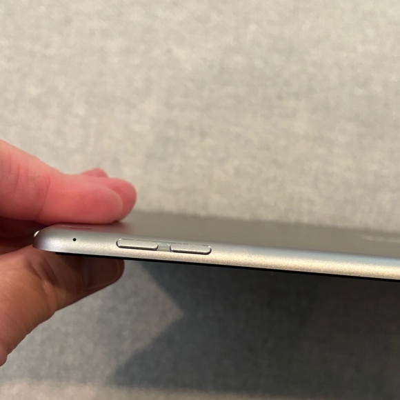 Apple iPad Air 2 16GB Silver 9.7" with Lightning Cable Model A1566 Late 2014 - Picture 12 of 13